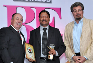 Mr.-Angshu-Mallick,-COO,-Adani-Wilmar-Ltd.receiving-the-Master-Brand-Award-2012-12-for-Fortune-by-2012-13