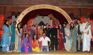 Sanjayleela-Bansali-along-with-the-entire-cast-of-SaraswatiChandra
