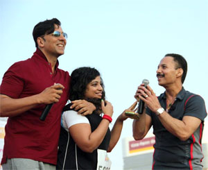 Actor-Akshay-Kumar-with-radio-jockey-Malishika-and-fitness-expert-Mickey-Mehta