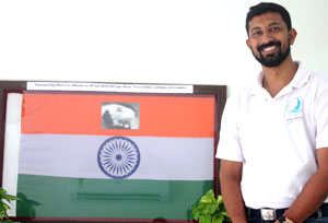 Lt-Cdr-Tomy-with-flag-hoisted-at-Cape-Horn
