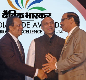 Punjab-National-Bank-CMD-K-R-Kamath-felicitated-by-Union-HRD-Minister-Dr-M-Mangapati-Pallam-Raju-as-Dainik-Bhaskar-group-chairman-Ramesh-Agarwal-(left)-looks-on
