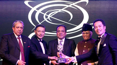 Chief-Election-Commissioner-Dr.-GV-Krishnamurthy-presenting-the-award-to-Mr.-Goenka