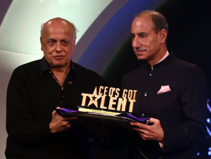 Mahesh-Bhatt-presenting-the-Best-Most-Talented-Trophy-to-Amar-Raj-Singh