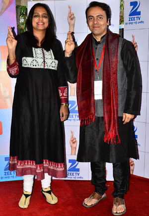 Ms.-Rashmi-Bansal-&-Mr.-Pradeep-Hejmadi,--Zee-TV-Business-Head,-announcing-first-of-its-kind-crowd-sourced-book-on-Ummeed