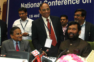 From-L-R-Mr.-Narendra-Ambwani--Chairman,ASCI-&-Mr.-Ram-Vilas-Paswan--Minister-of-Consumer-Affairs,-Food-and-Public-Distribution