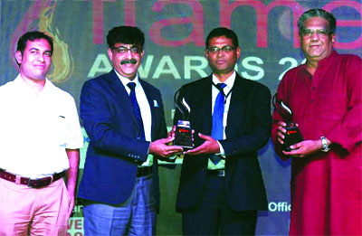RMAI-FLAME-Award-being-collected-by-Puneet-Vidyarthi,-GM-&-Head-of-Rural,JCB-India-Ltd-(2nd-from-Right),-Rajesh-Grover,-MD,-VISCOMM-(extreme-right)